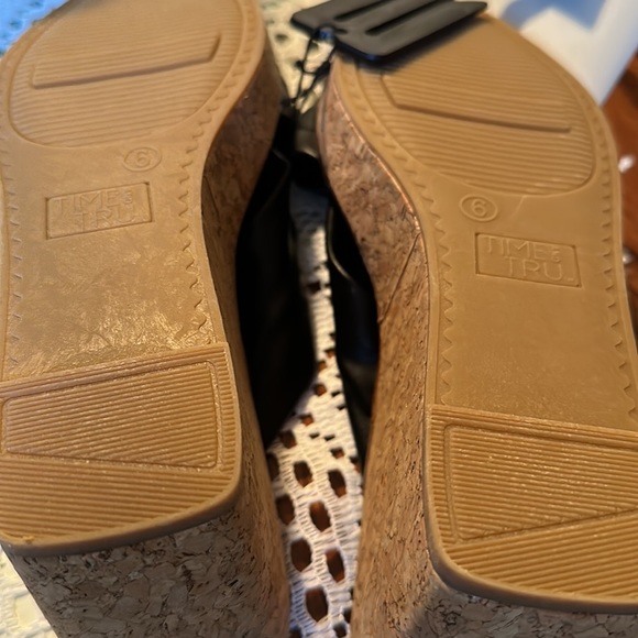 Time & Tru Wedges SZ 7 Black Sandals NWT - Picture 8 of 8